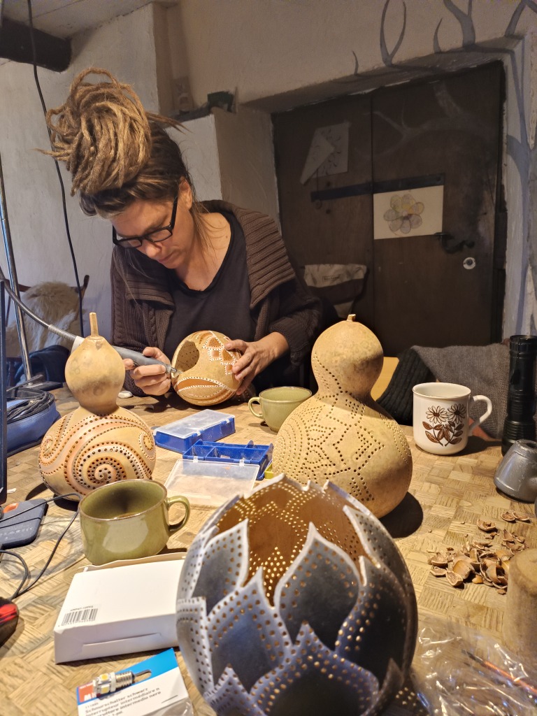 Handarbeit an Kürbislampen