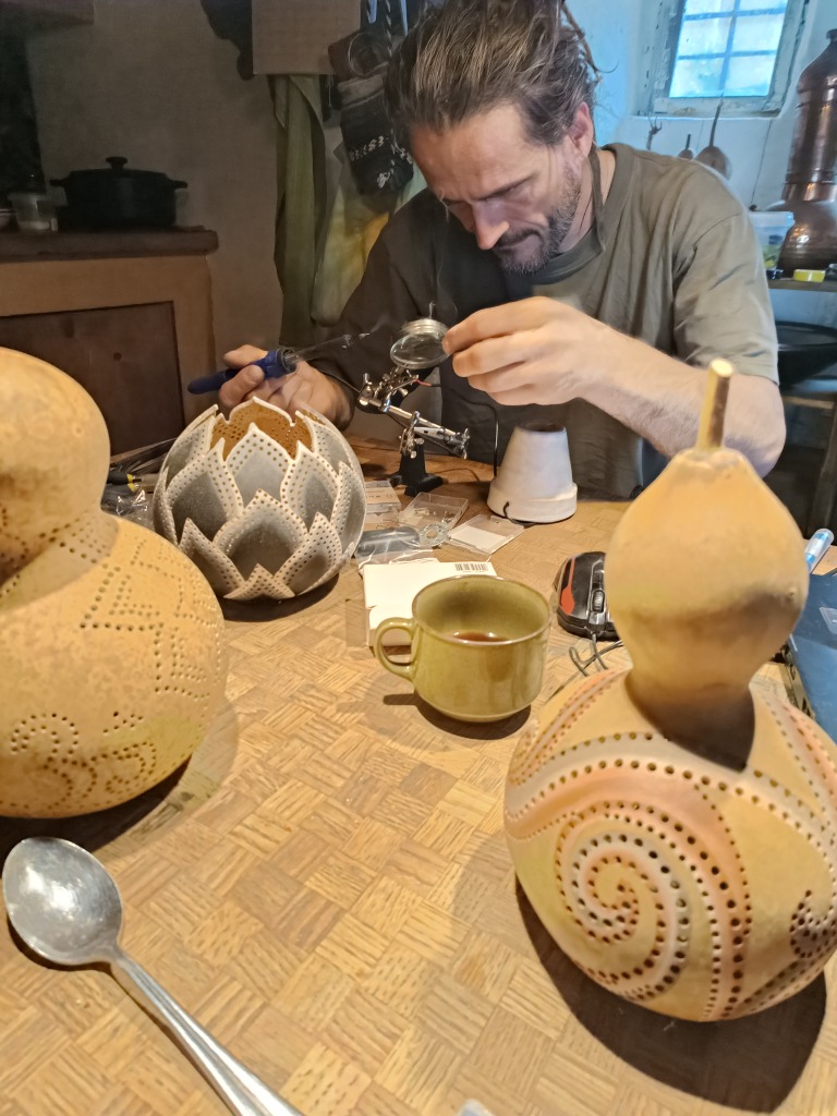 Detailarbeit an Kürbislampen